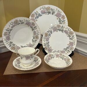 Roslyn Fine Bone China with Pink and Yellow Chrysanthemums 6-piece place setting